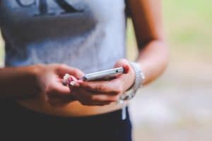 femme avec un mobile