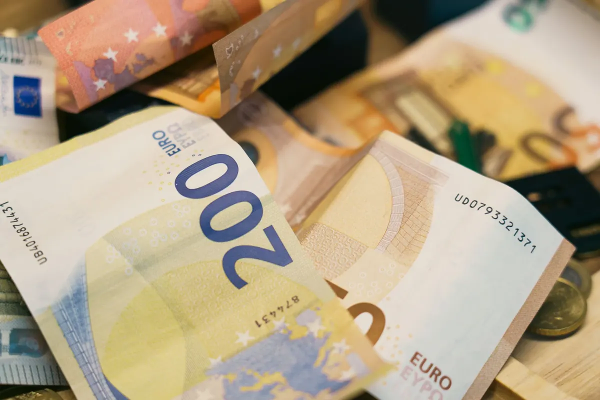 Billets en euros étalés sur une table