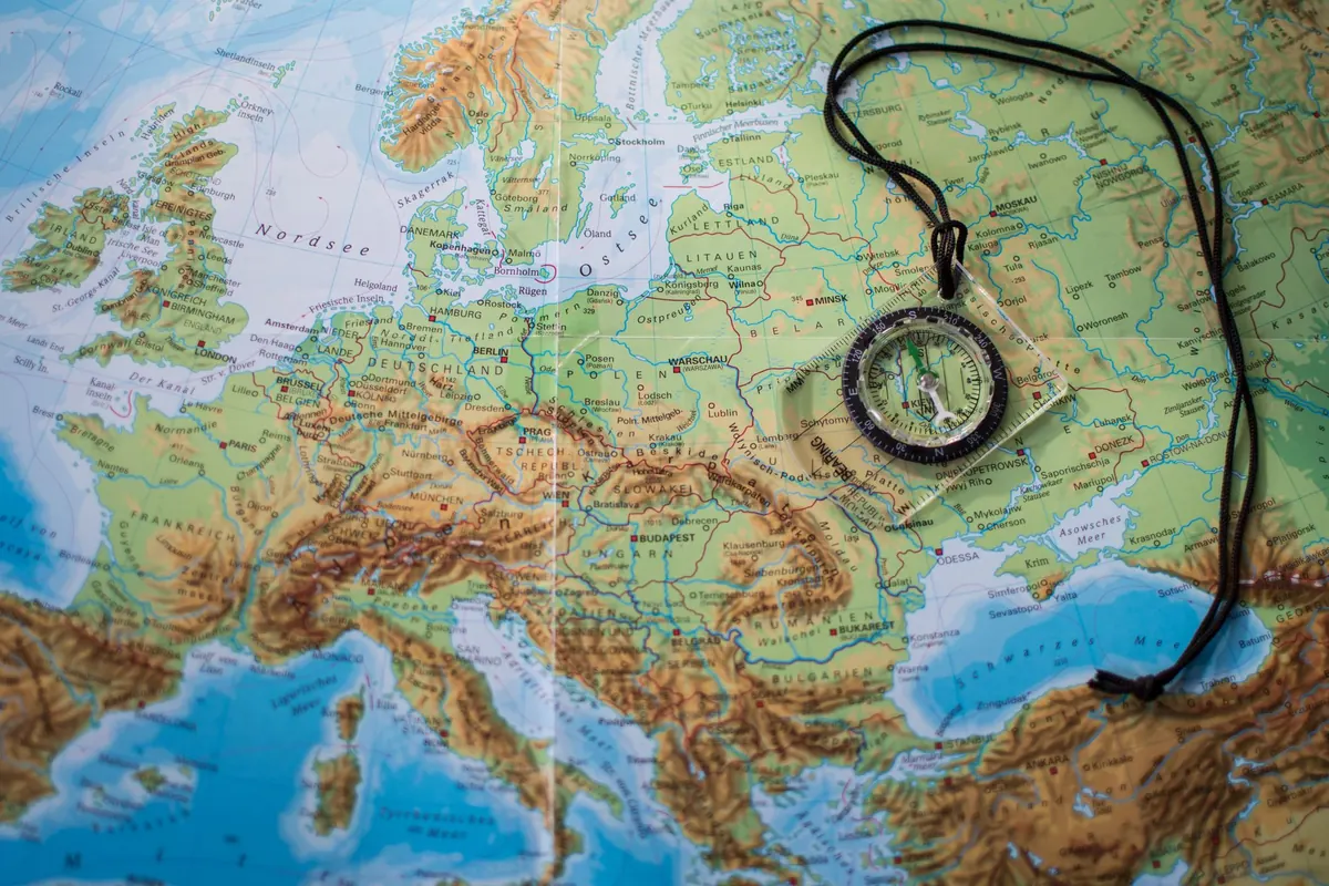 Boussole posée sur une carte de l'Europe