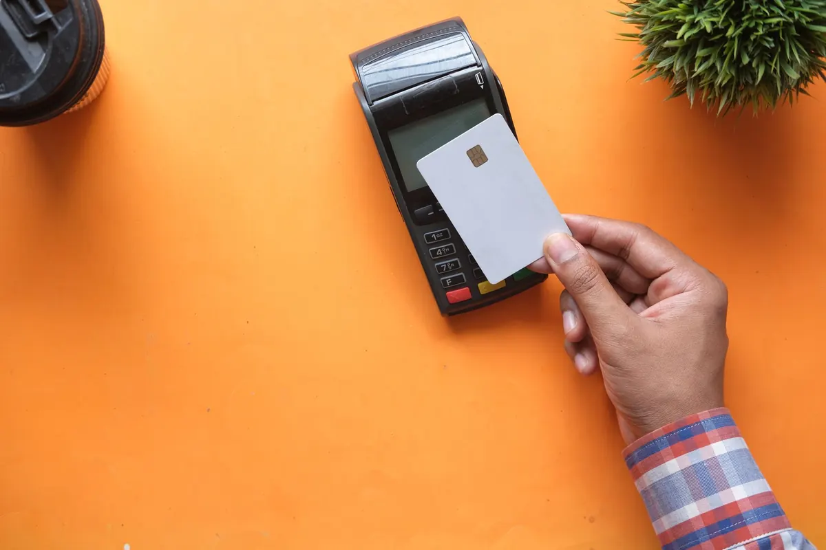Carte bancaire insérée dans un terminal de paiement