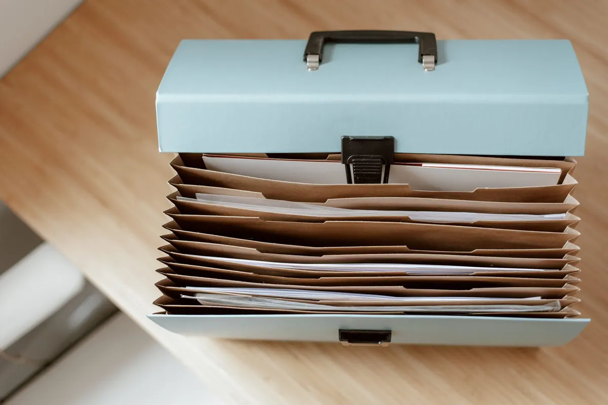 Trieur accordéon rempli de documents et de justificatifs