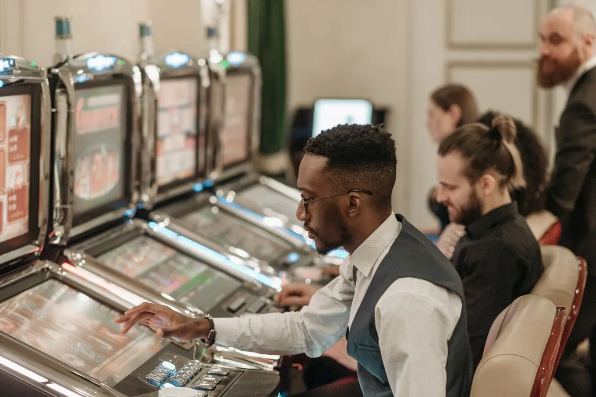 Joueur assis devant une machine à sous dans un casino