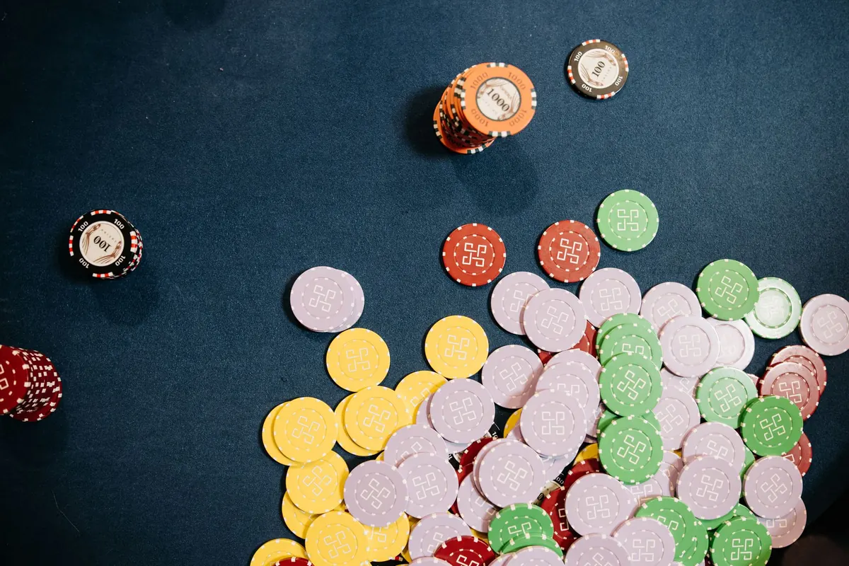 Jetons de casino éparpillés sur un tapis bleu