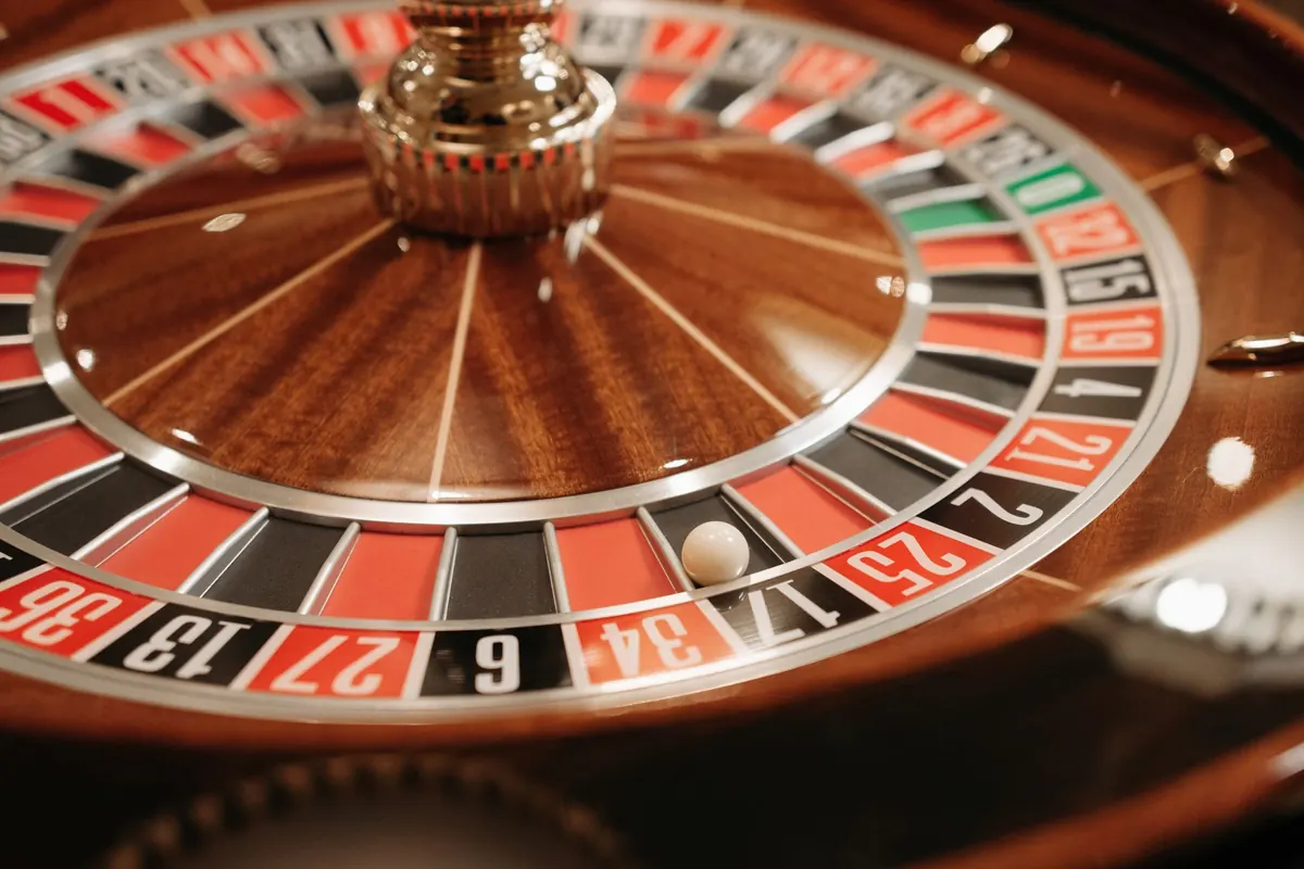 Cylindre de roulette en bois avec la bille sur un numéro