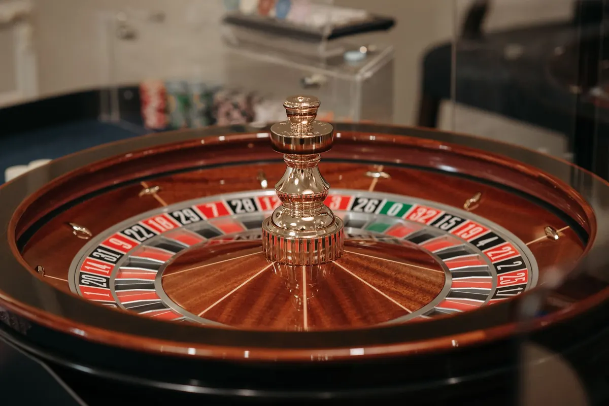 Roulette de casino entourée de piles de jetons