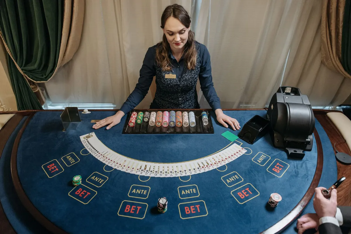 Croupière debout derrière une table de jeu en direct